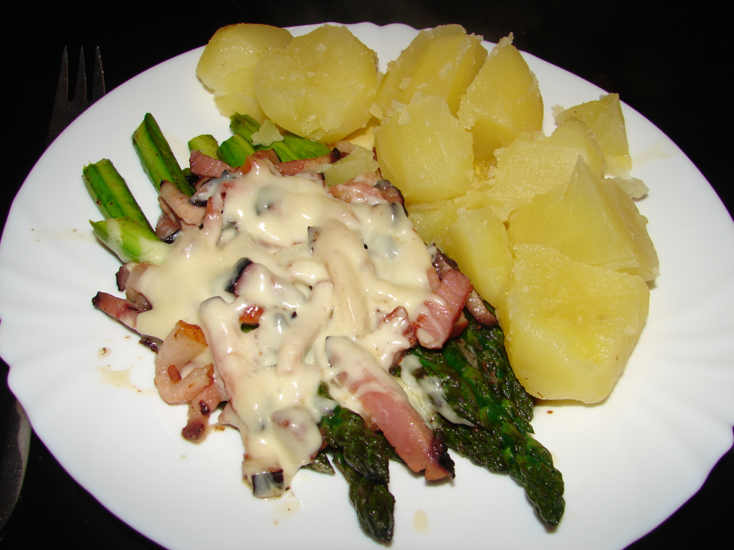 1_Zeleny-chrest-na-anglicke-slanine-se-syrem-a-varene-brambory.-Okurkovy-salat.