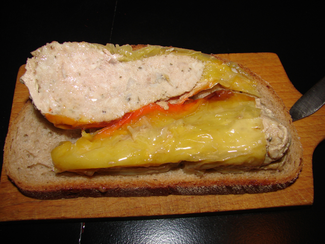 Chleb-s-pecenou-paprikou-plnenou-sekanou