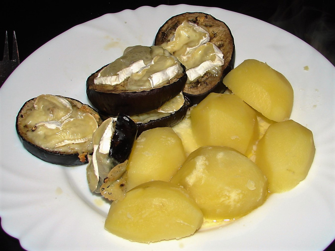 Zapeceny-lilek-s-hermelinem-a-cesnekem-s-vyrenymi-bramborami